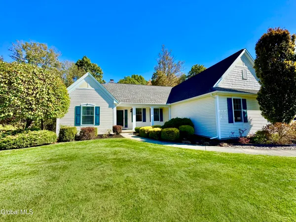 $695,900 | 19 Highview Way, Halfmoon, NY 12118