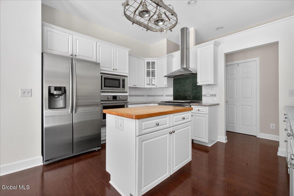 19 Highview Way Halfmoon, NY 12118 - Photo 17 of 76 Custom White Kitchen!