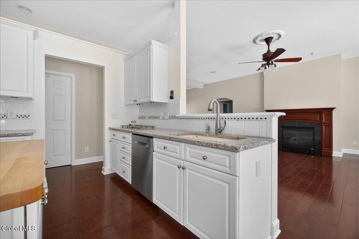 19 Highview Way Halfmoon, NY 12118 - Photo 21 of 76 Granite Countertop!