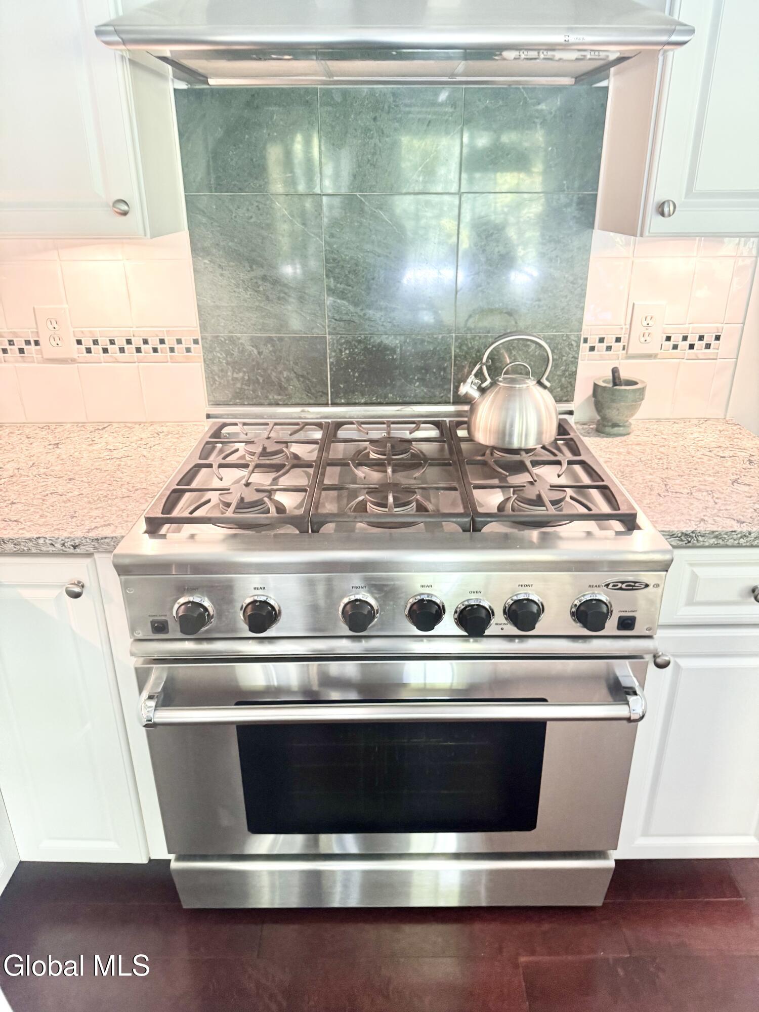 19 Highview Way Halfmoon, NY 12118 - Photo 26 of 76 6 Burner Gas Oven!
