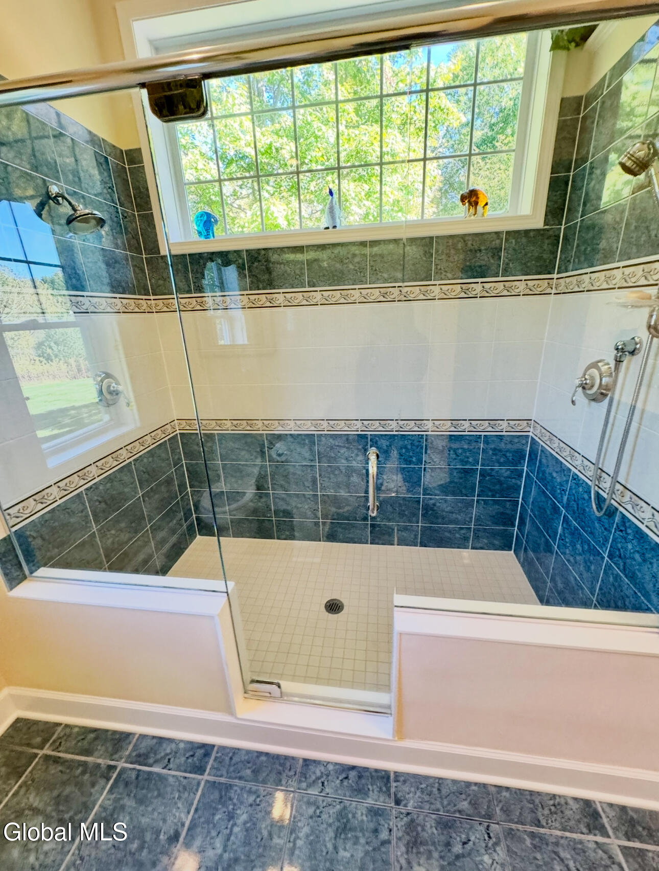 19 Highview Way Halfmoon, NY 12118 - Photo 39 of 76 Glass Door Enclosure!