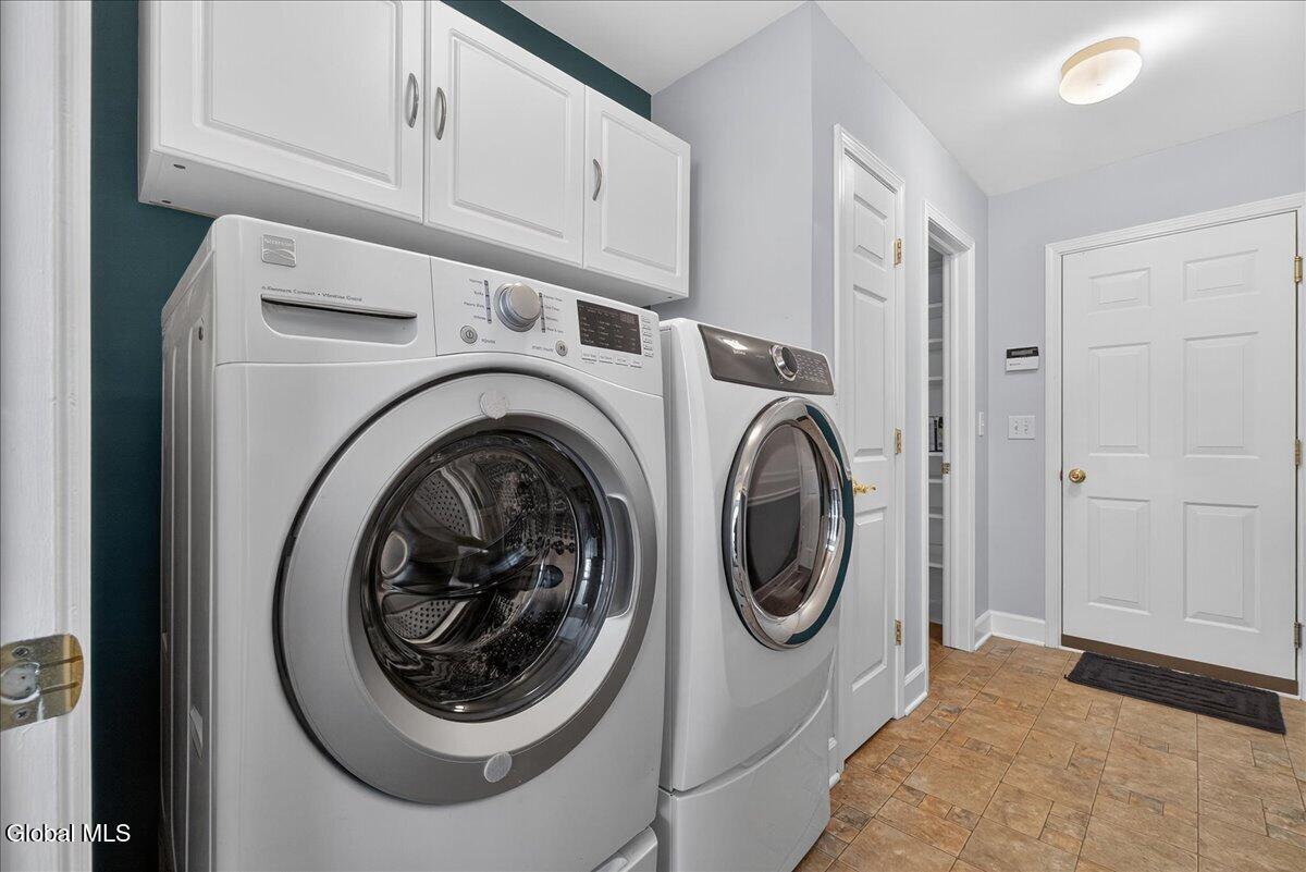 19 Highview Way Halfmoon, NY 12118 - Photo 41 of 76 Mudroom/Laundry w/Cabinets!