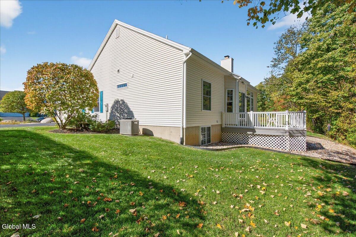 19 Highview Way Halfmoon, NY 12118 - Photo 65 of 76 Vinyl Siding!