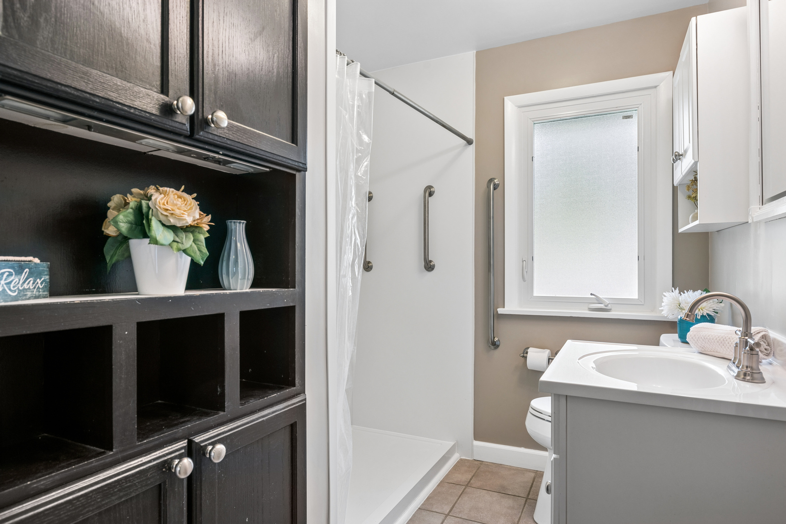 809 Ridgeland Street Fox River Grove, IL 60021 - Photo 17 of 50 a bathroom with a sink and a mirror