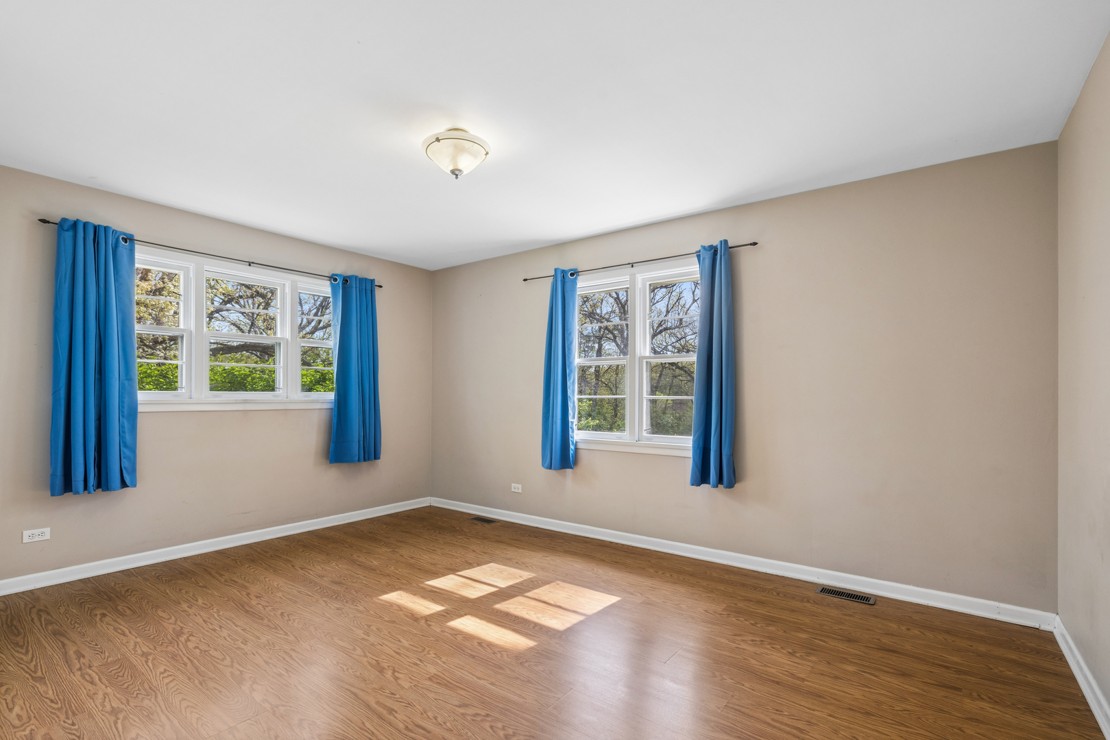 809 Ridgeland Street Fox River Grove, IL 60021 - Photo 19 of 50 a view of an empty room with a window