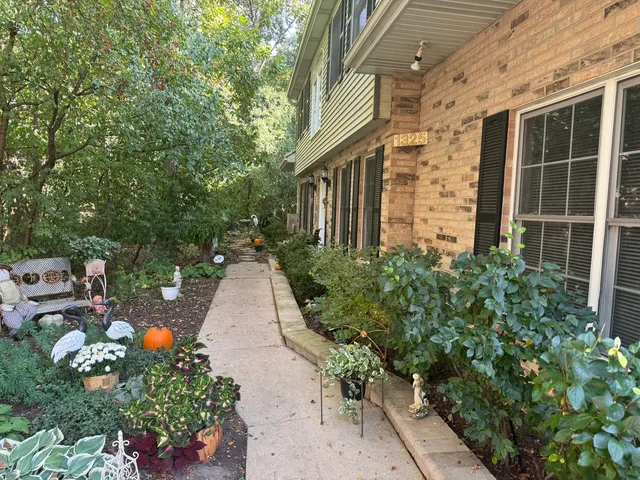 $375,000 | 1325 Laurel Oaks Drive, Streamwood, IL 60107