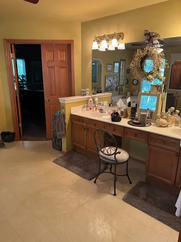 $375,000 | 1325 Laurel Oaks Drive, Streamwood, IL 60107