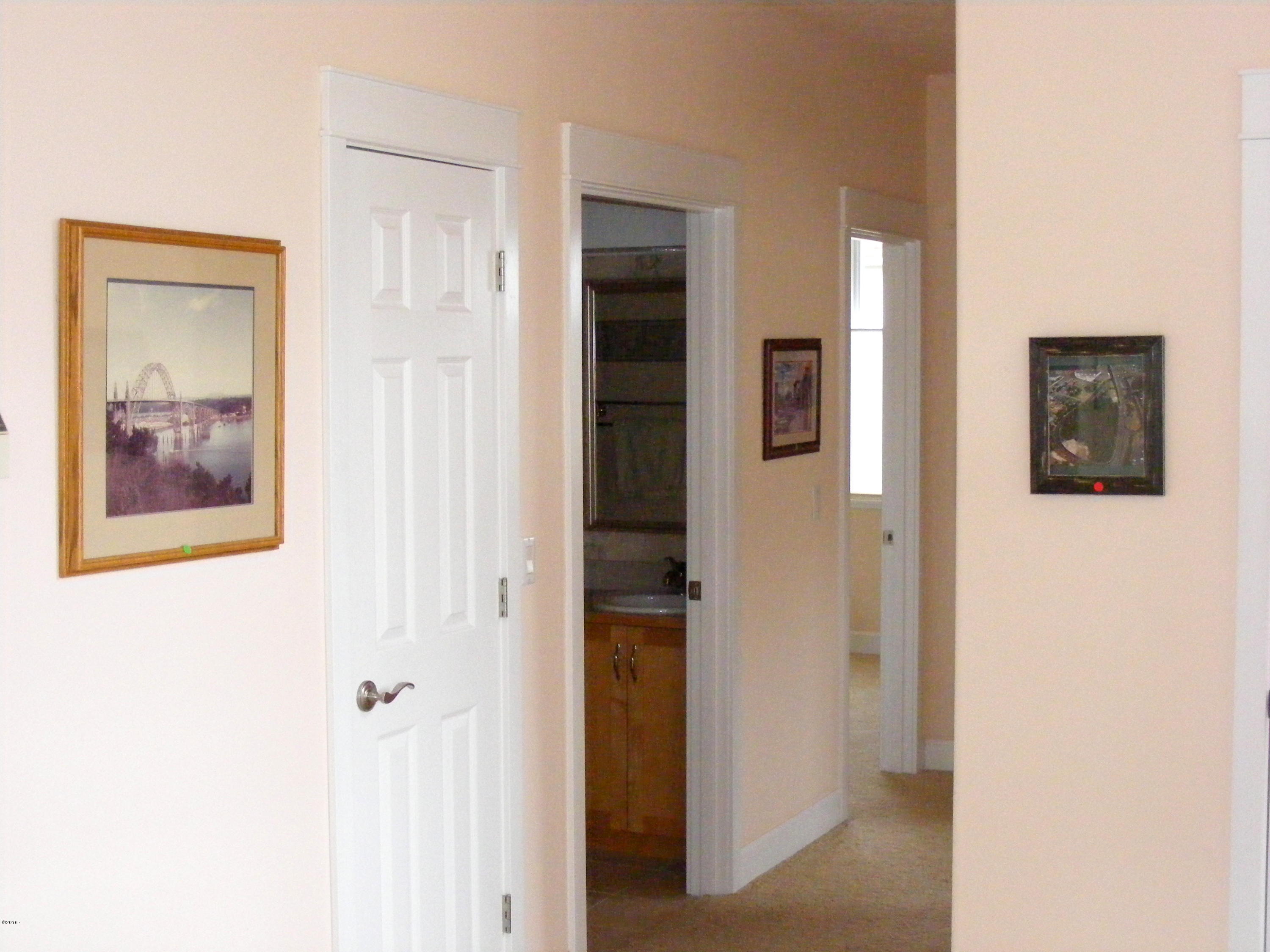 135 Southwest 26th Street Newport, OR 97366 - Photo 13 of 35 Hallway main floor