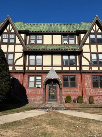 $2,695 | 159 Main Street, Unit 2C, Huntington, NY 11743