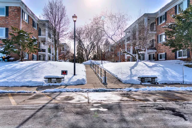 $92,400 | 806 West Michigan Avenue, Unit 307E, Jackson, MI 49202