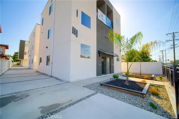 $4,000 | 630 East Adams Boulevard, Los Angeles, CA 90011