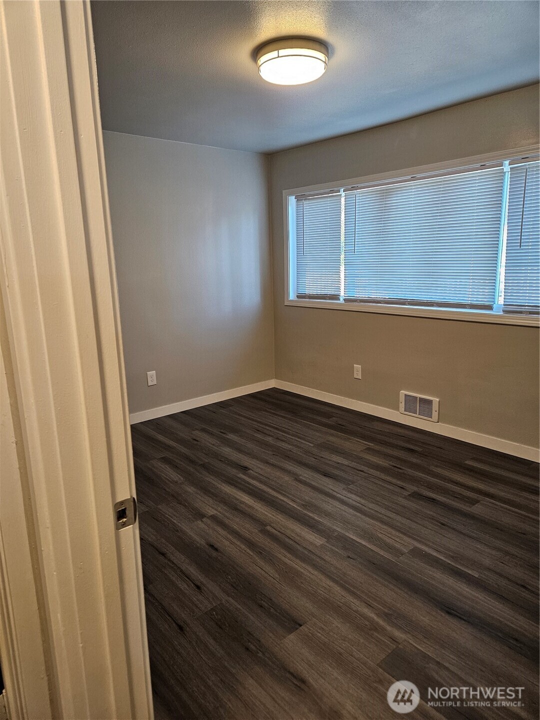 803 Dayton Avenue Northeast Renton, WA 98056 - Photo 12 of 31