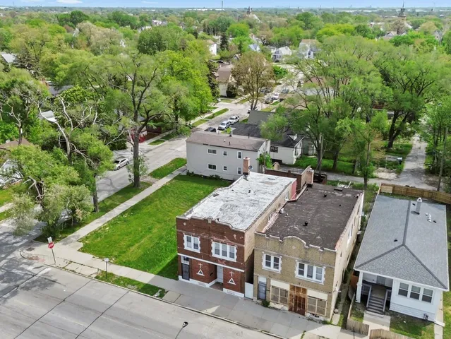 a picture of a bench in a shelf