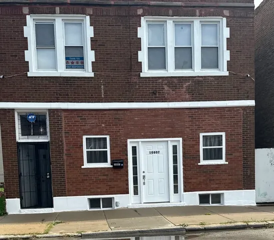 a building that has a lot of windows on it