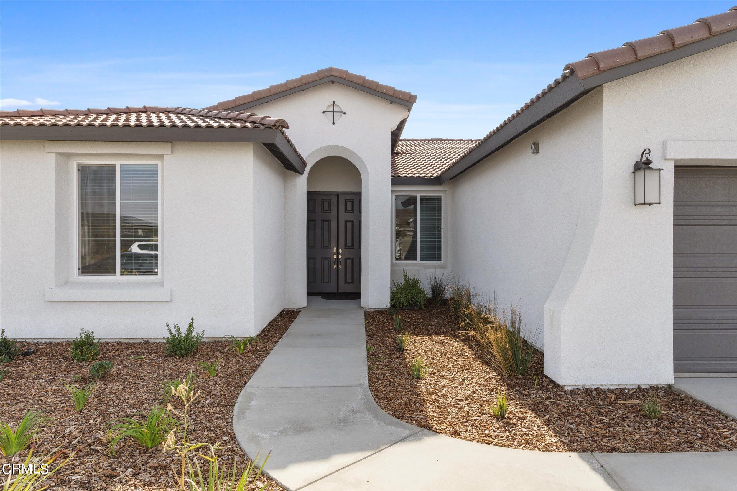 7405 Emerald Green Avenue Bakersfield, CA 93313 - Photo 4 of 39 a front view of a house with garden