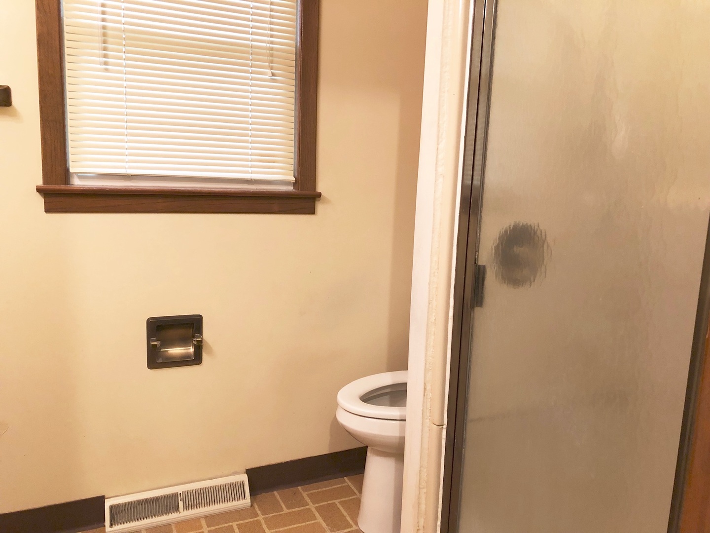 562 Russell Road DeKalb, IL 60115 - Photo 14 of 21 a bathroom with a toilet and a window