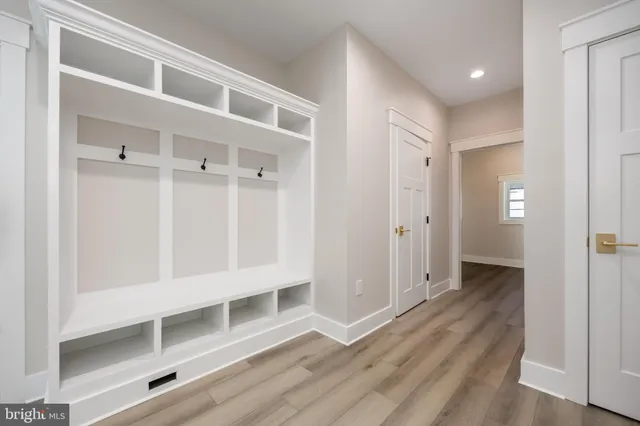 an empty room with closet and a ceiling fan