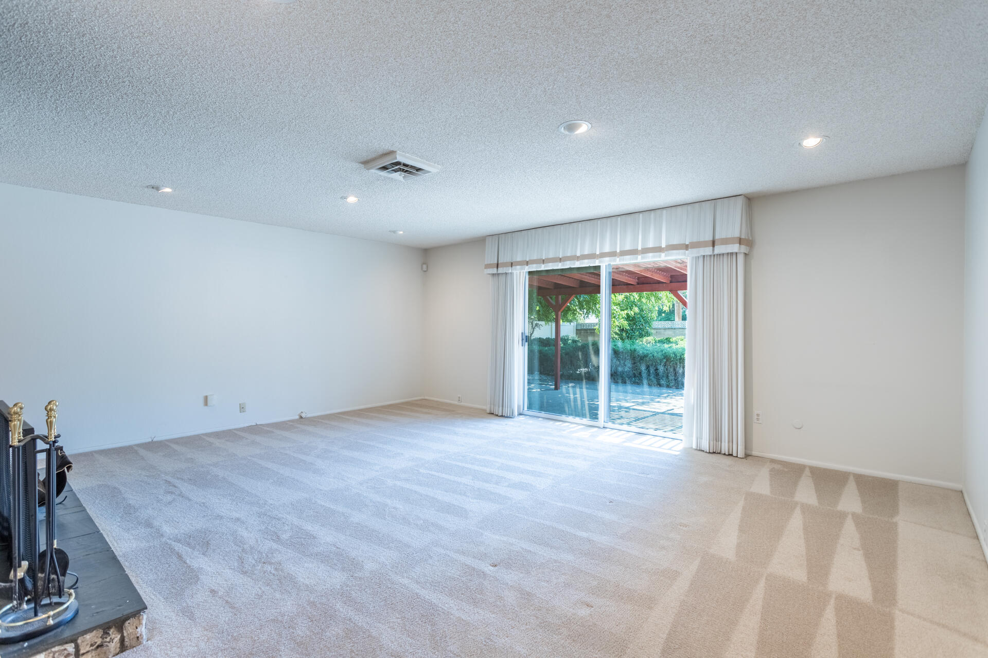 4125 Oro Street Redding, CA 96001 - Photo 13 of 52 Living room