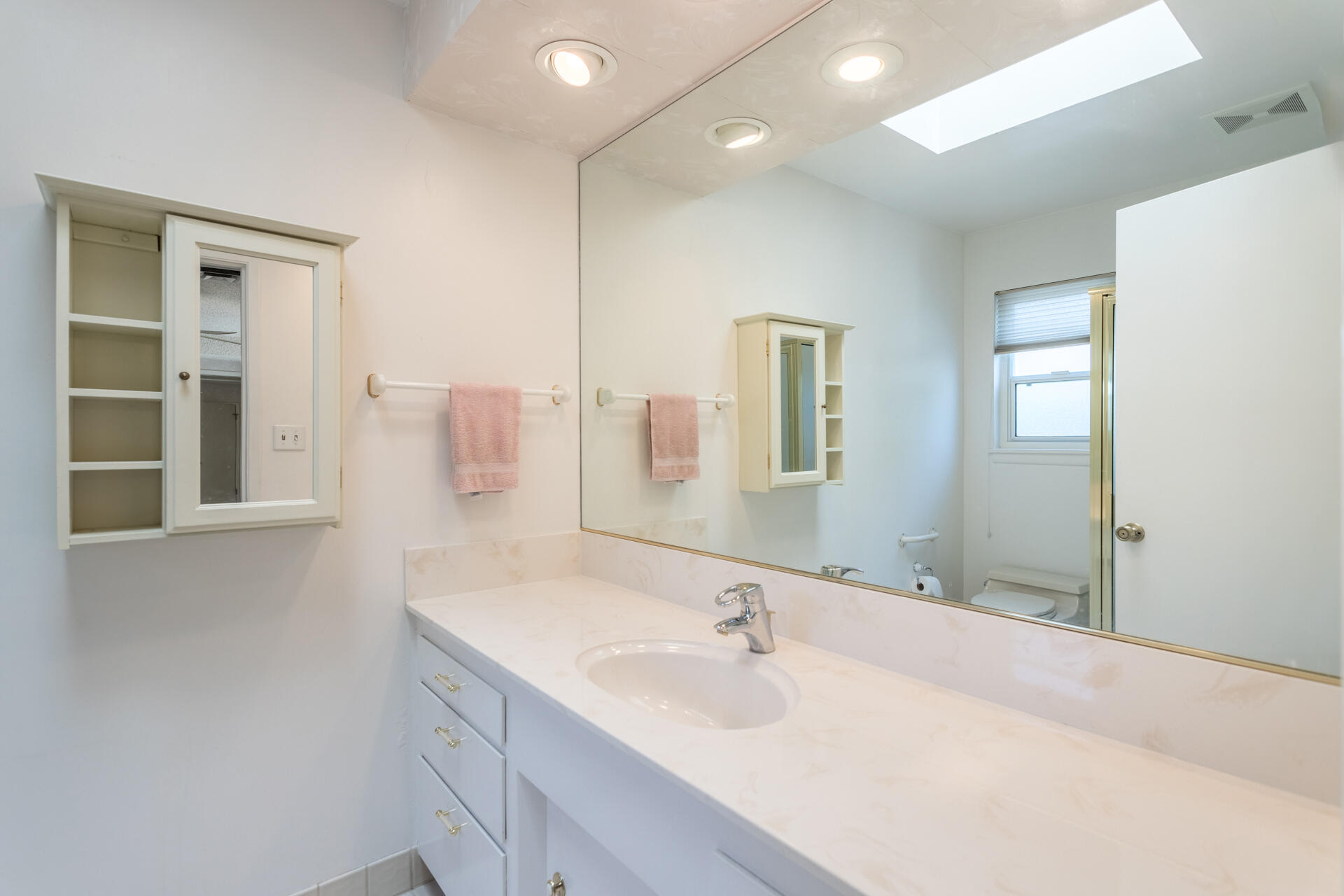 4125 Oro Street Redding, CA 96001 - Photo 18 of 52 En'Suite Bathroom
