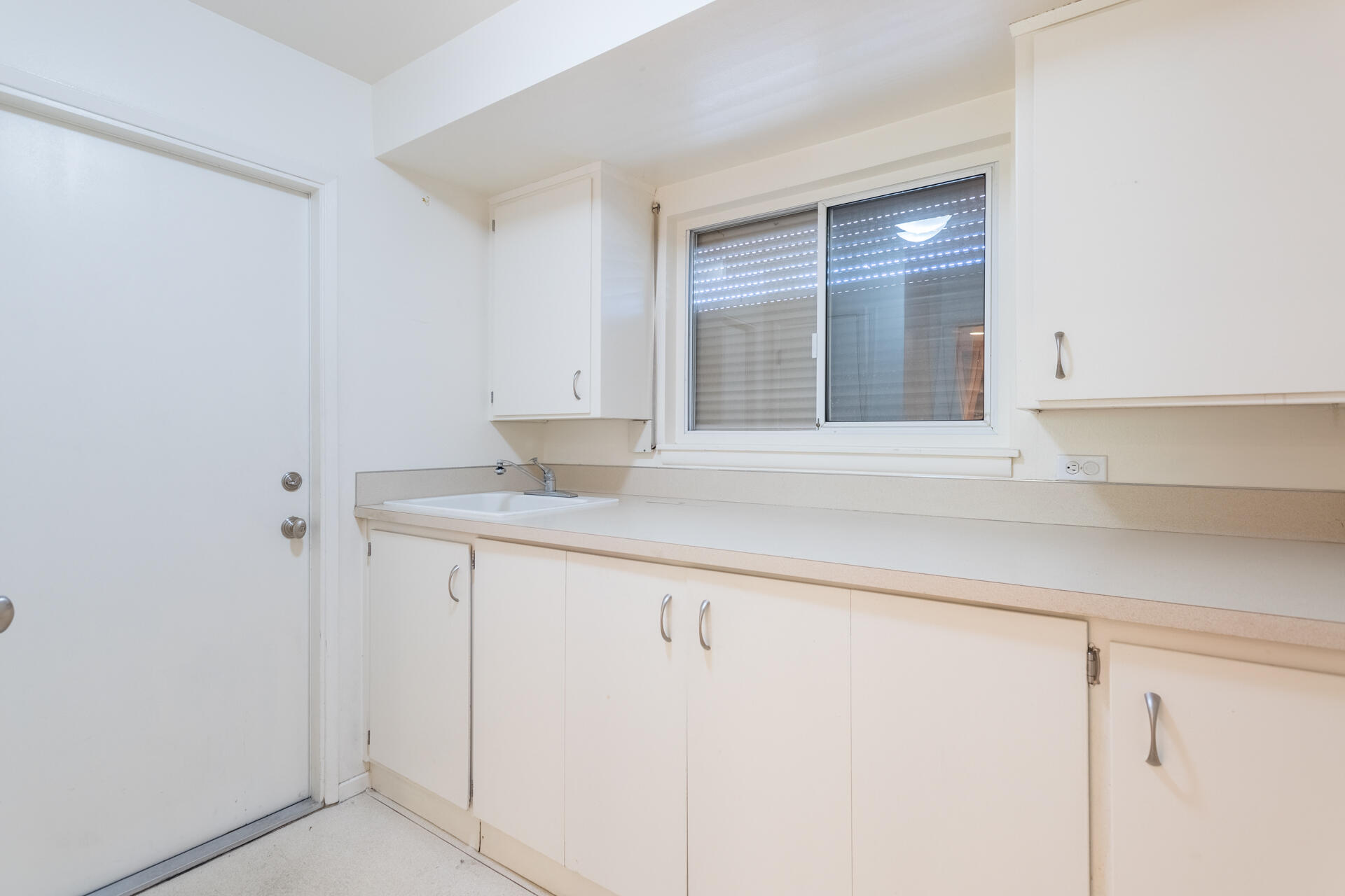 4125 Oro Street Redding, CA 96001 - Photo 28 of 52 Laundry room