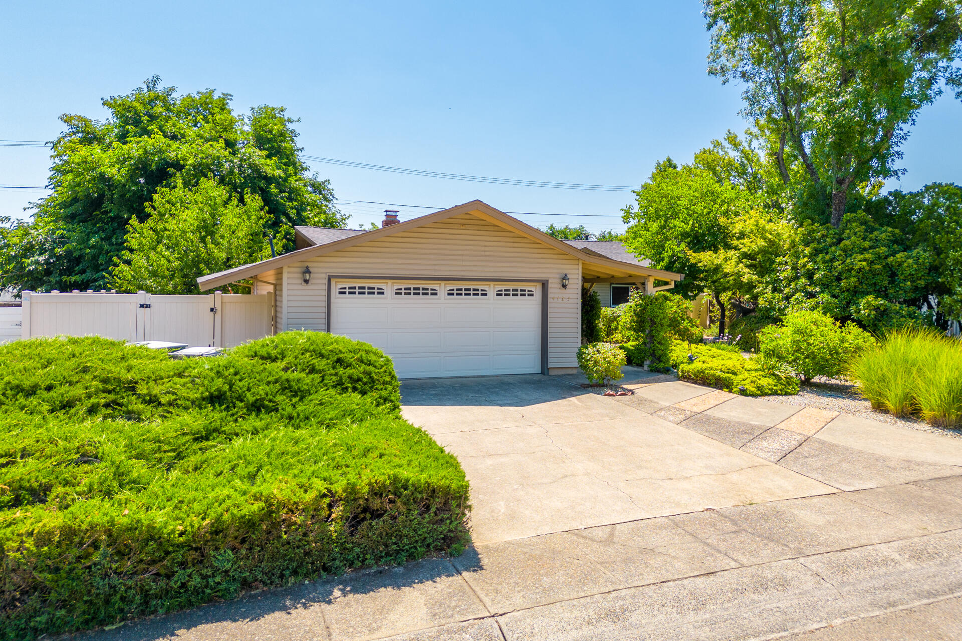 4125 Oro Street Redding, CA 96001 - Photo 44 of 52 4/2 with Pool