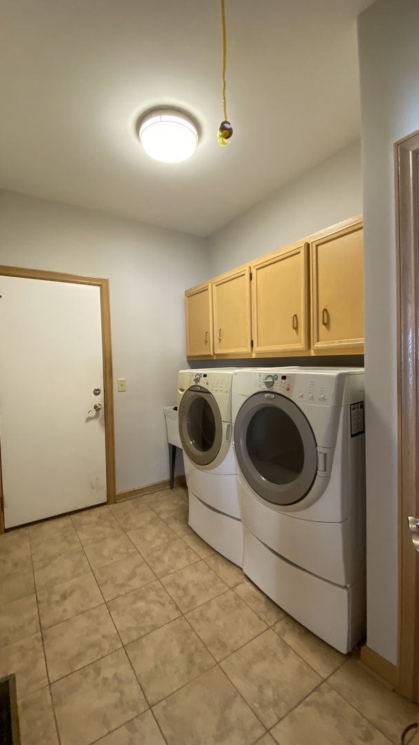 817 Turnbridge Circle Naperville, IL 60540 - Photo 18 of 42 a utility room with dryer and washer