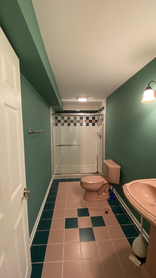 817 Turnbridge Circle Naperville, IL 60540 - Photo 25 of 42 a bathroom with a toilet and a shower