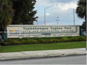 3326 Farragut Street, Unit 6D Hollywood, FL 33021 - Photo 22 of 25 a sign on the side of a building