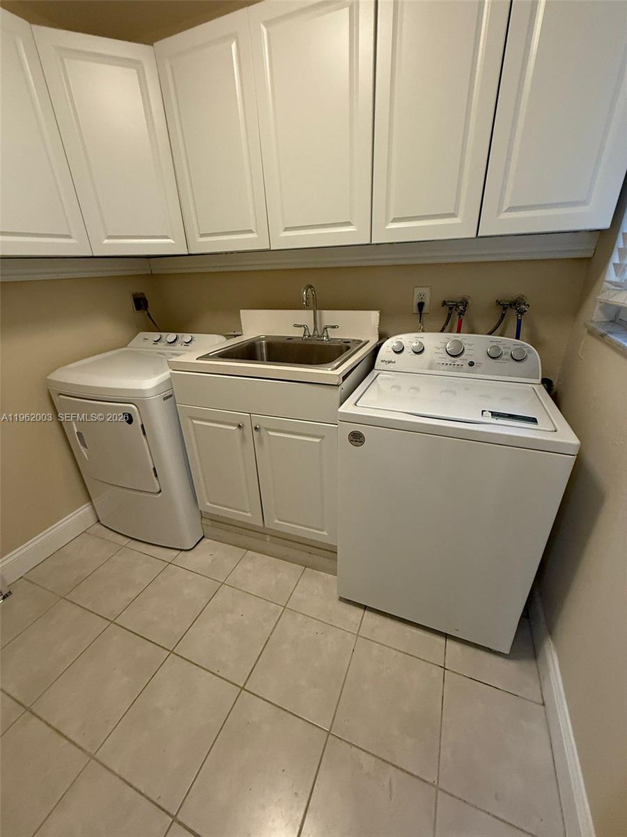 3326 Farragut Street, Unit 6D Hollywood, FL 33021 - Photo 5 of 25 a utility room with dryer and washer