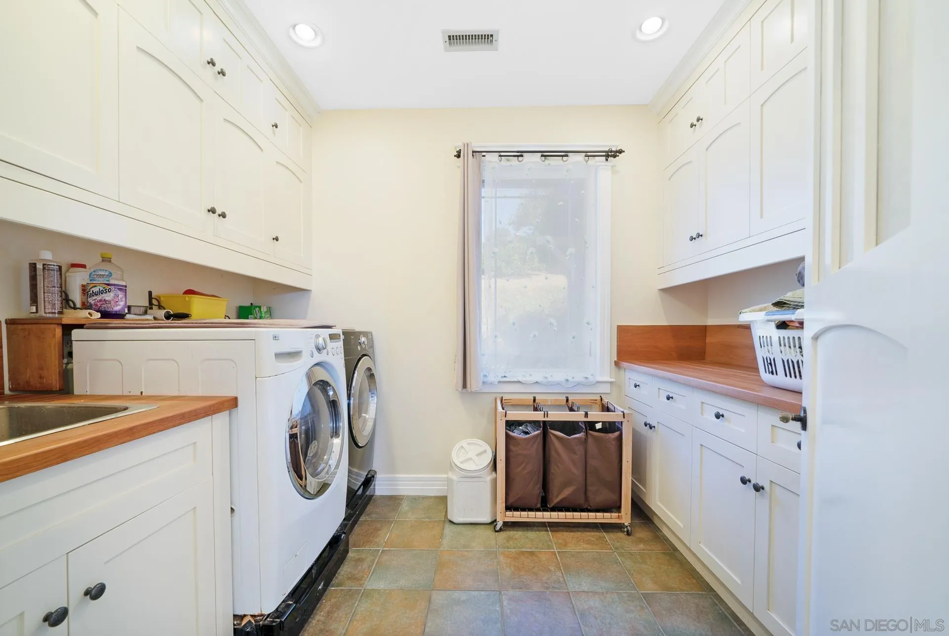 32070 Vía Vera Bonsall, CA 92003 - Photo 32 of 51 a view of kitchen and washer and dryer