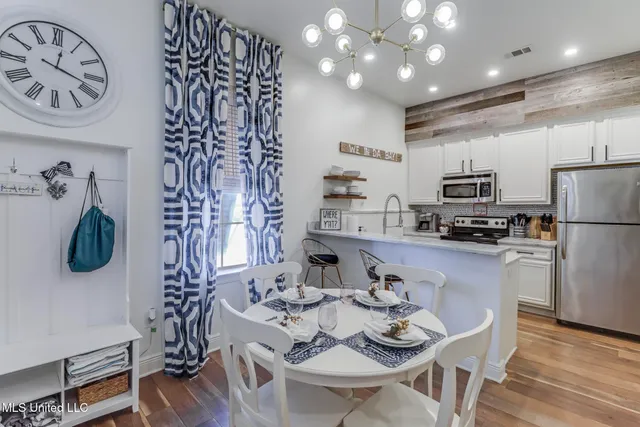 $2,000 | 699 Dunbar Avenue, Unit 303, Bay St. Louis, MS 39520