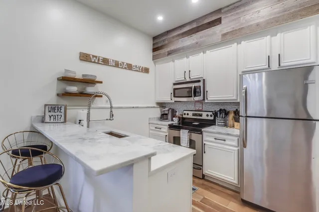 $2,000 | 699 Dunbar Avenue, Unit 303, Bay St. Louis, MS 39520