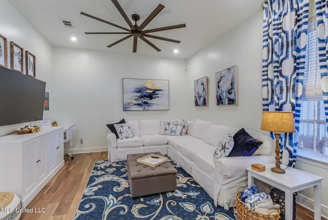 $2,000 | 699 Dunbar Avenue, Unit 303, Bay St. Louis, MS 39520