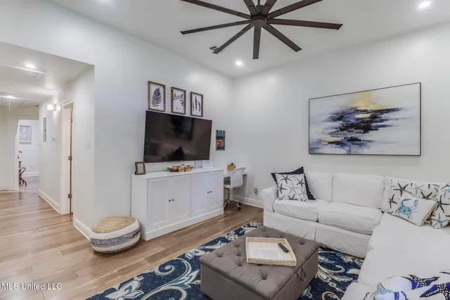 $2,000 | 699 Dunbar Avenue, Unit 303, Bay St. Louis, MS 39520