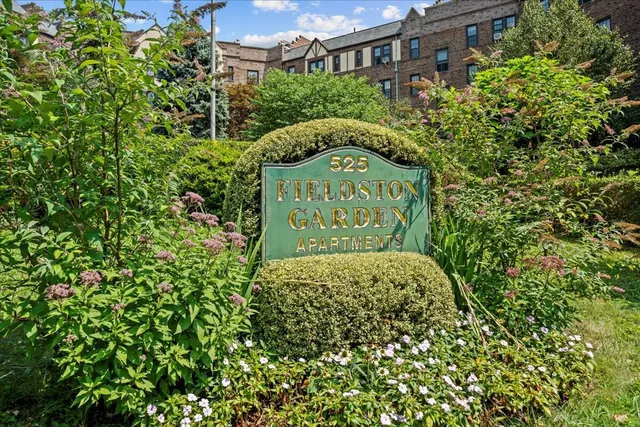 a sign that is sitting in front of a building