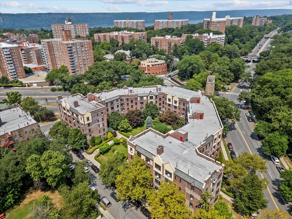 525 West 238th Street, Unit 2B Bronx, NY 10463 - Photo 29 of 31 an aerial view of multiple houses with yard