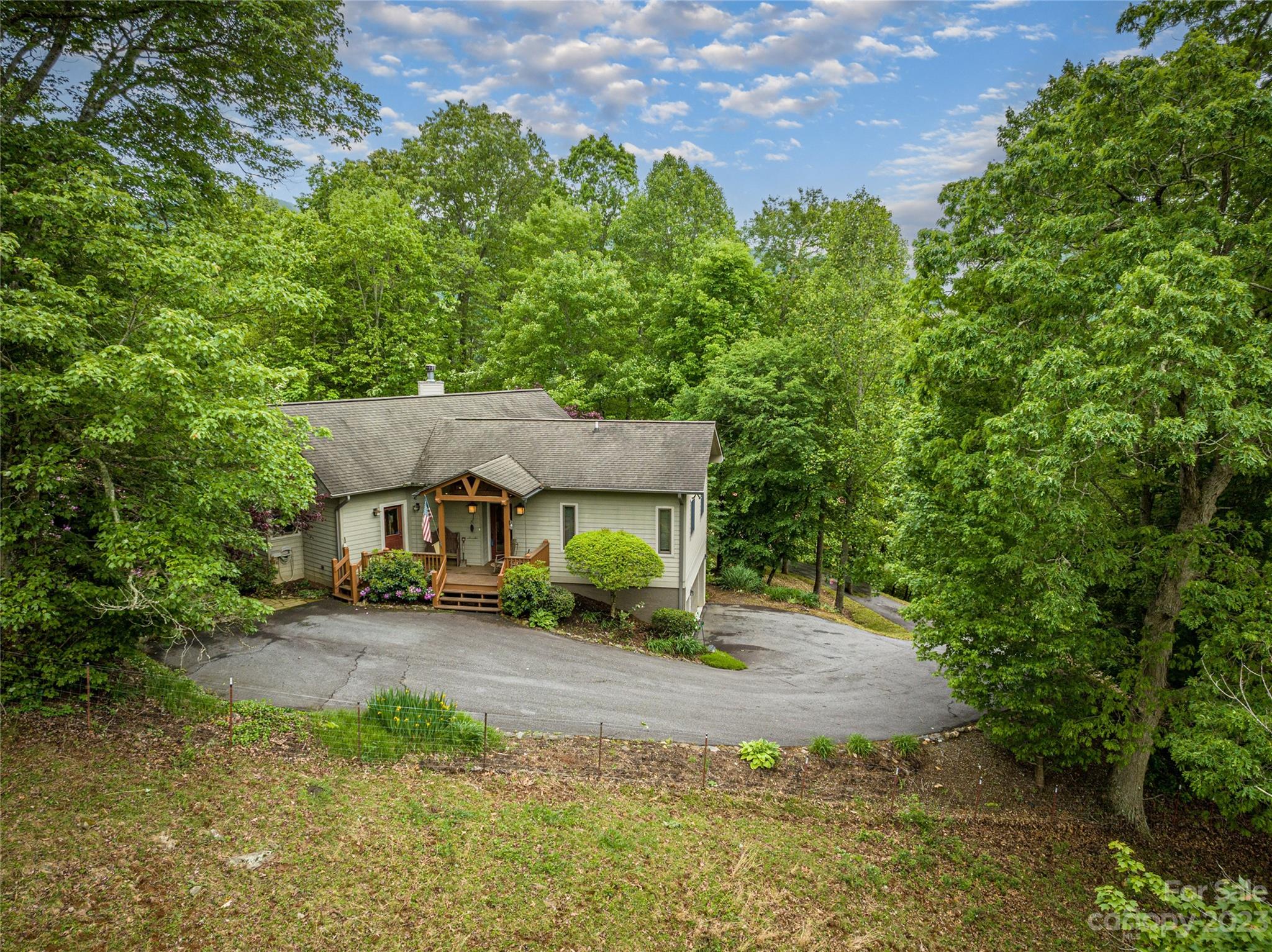 193 Eagle Ridge Clyde, NC 28721 - Photo 44 of 48 a backyard of a house with table and chairs