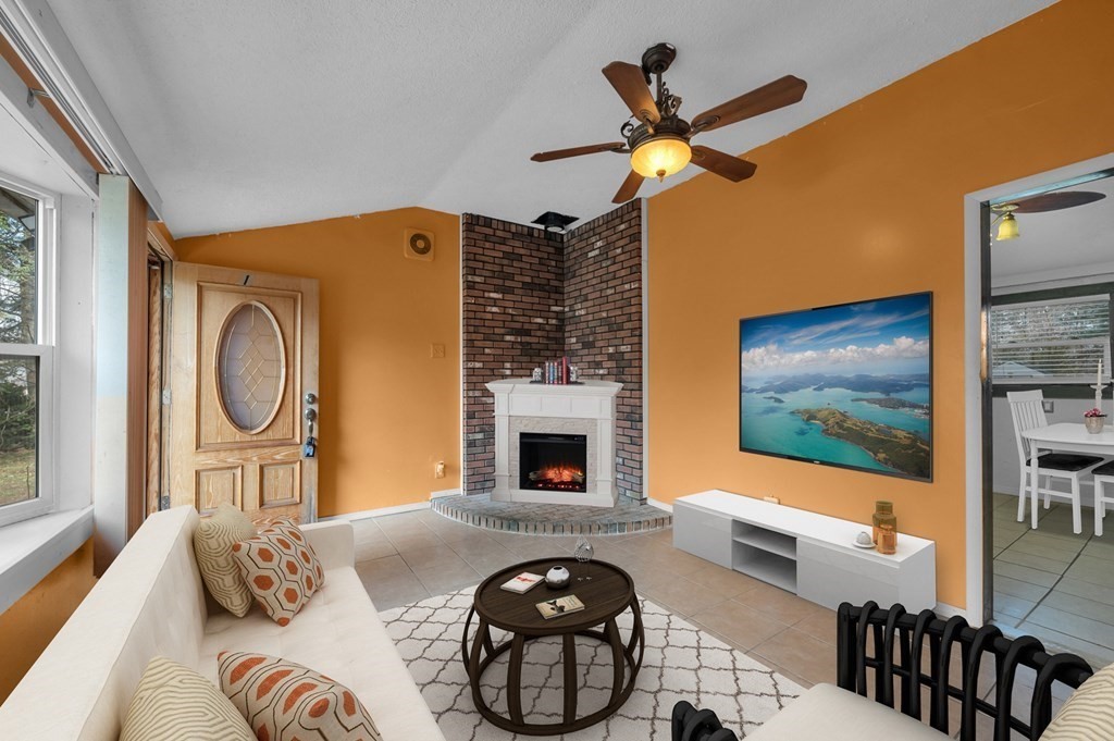 51 Coral Road Springfield, MA 01118 - Photo 4 of 38