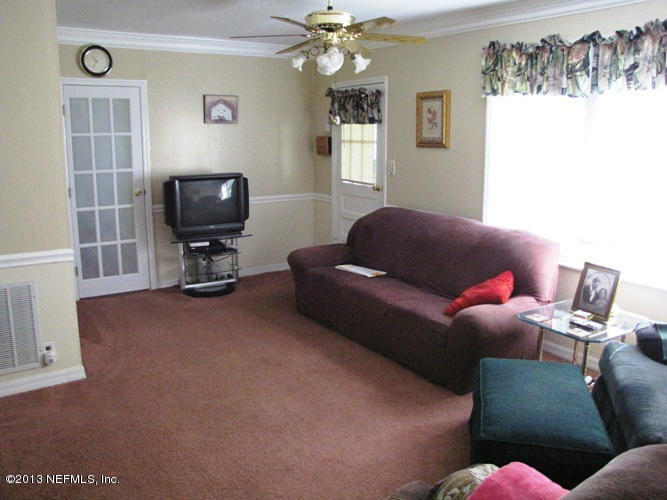 1642 Ryar Road Jacksonville, FL 32216 - Photo 3 of 14 Living Room