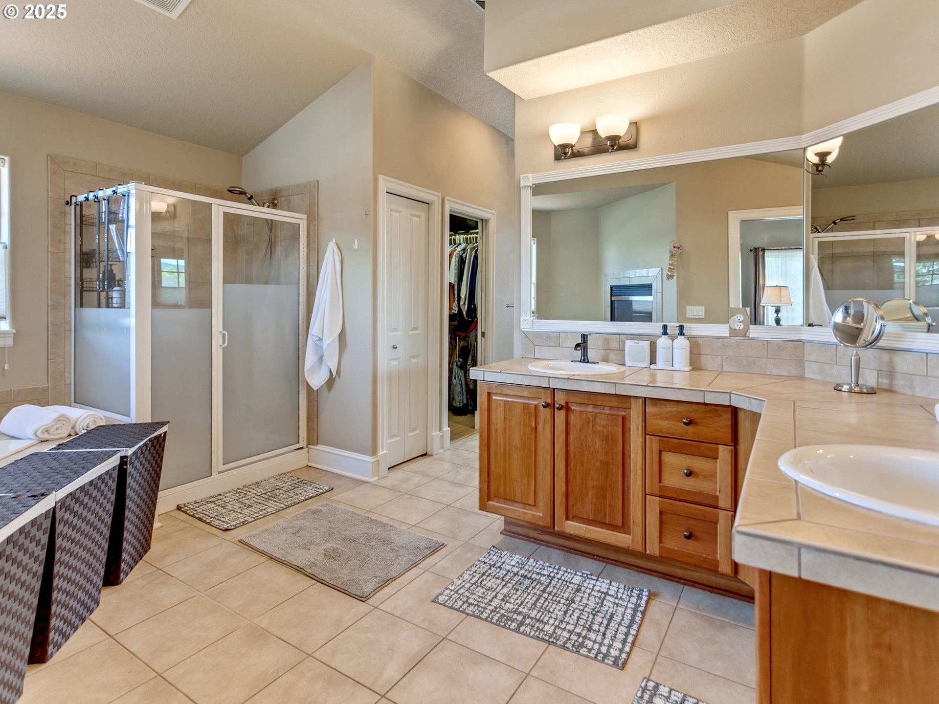 7913 Southwest Leiser Lane Portland, OR 97224 - Photo 17 of 35 Owner's Suite Bathroom