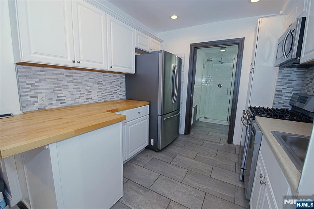 454 Undercliff Avenue Edgewater, NJ 07020 - Photo 6 of 19