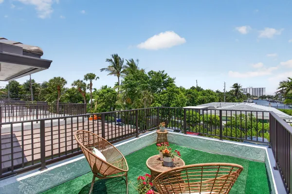 $900,000 | 2505 Northeast 2nd Street, Unit 2505, Pompano Beach, FL 33062