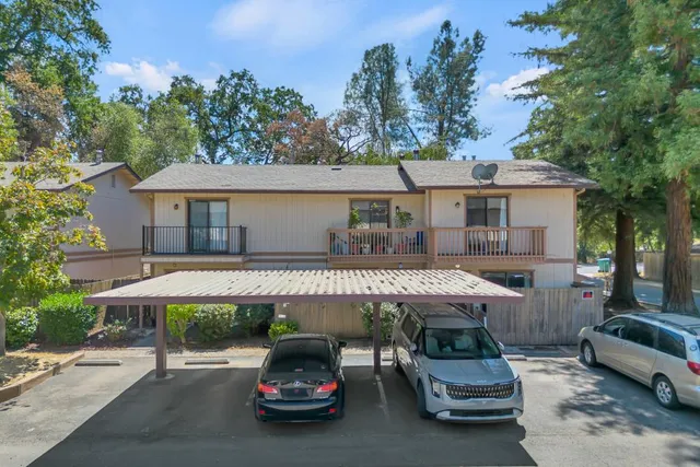 a car parked in front of white house