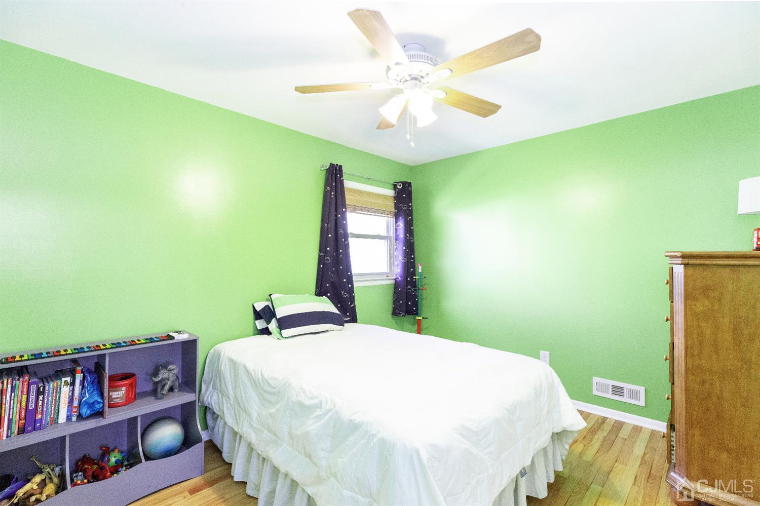 28 Melville Road Edison, NJ 08817 - Photo 19 of 52 a bedroom with a bed and a bookshelf