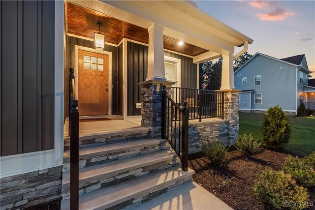 a view of entryway front of house