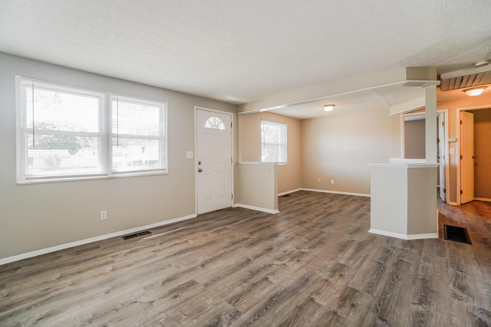 1657 Ripplebrook Road Columbus, OH 43223 - Photo 4 of 15 4 living