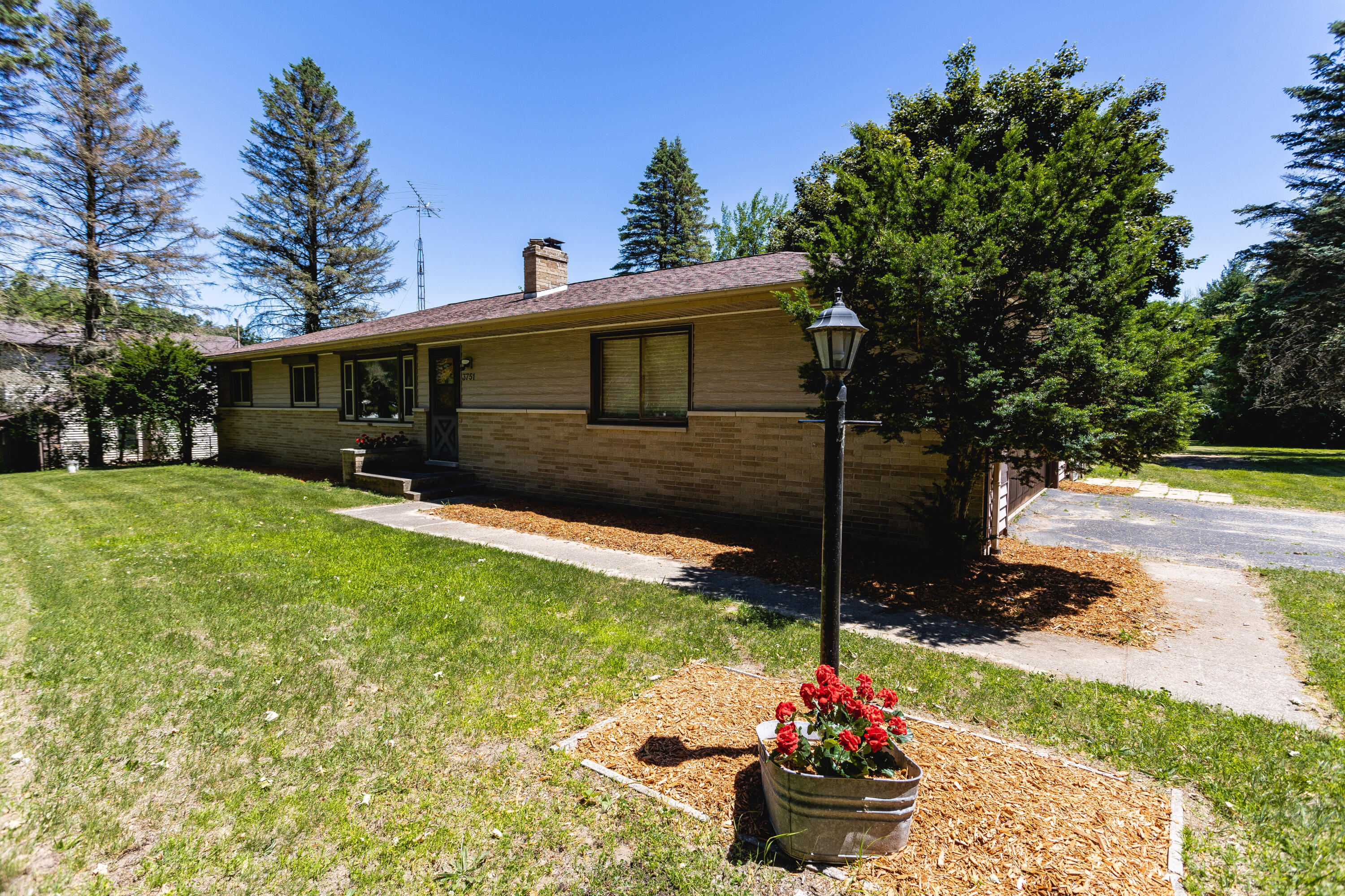 3751 Sargent Road Jackson, MI 49201 - Photo 2 of 34 0N0A7006