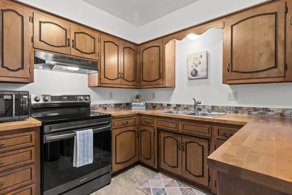 $189,900 | 975 Manor Drive, Unit 78, Neenah, WI 54956