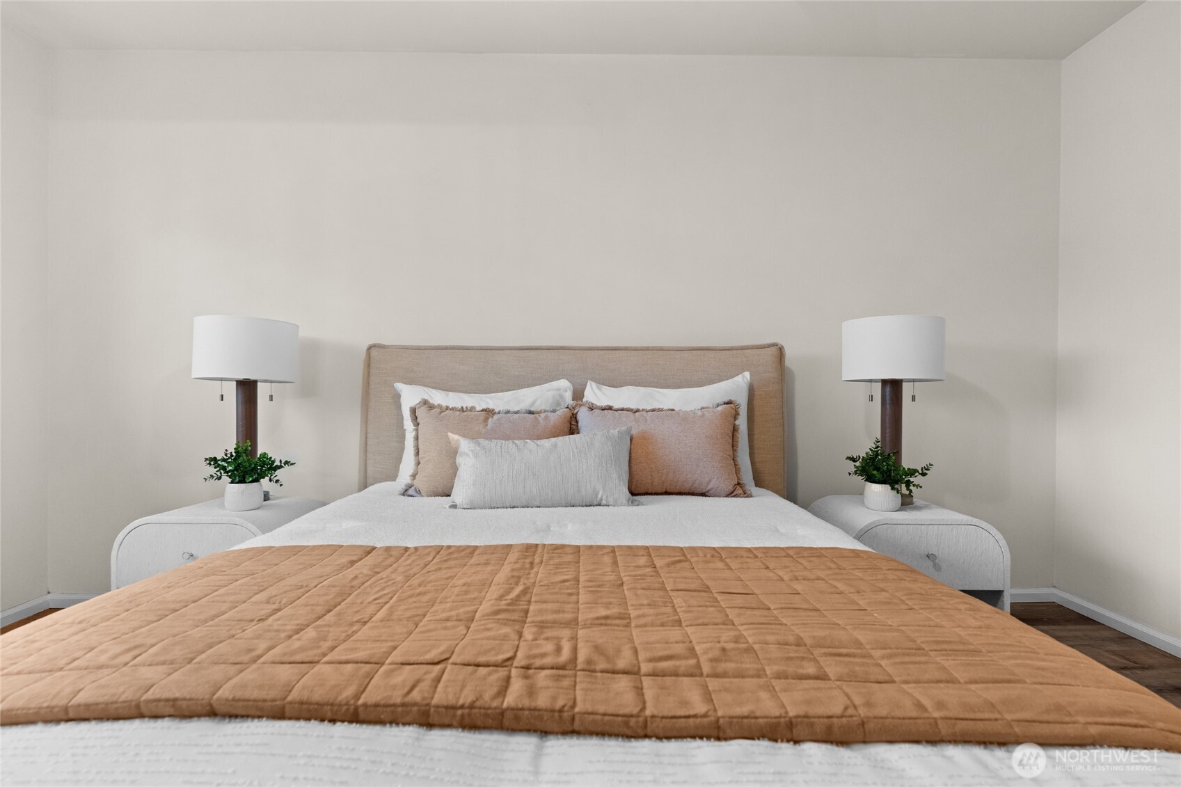 18708 109 Lane Southeast, Unit K30 Renton, WA 98055 - Photo 19 of 36 a bedroom with a bed and a lamp