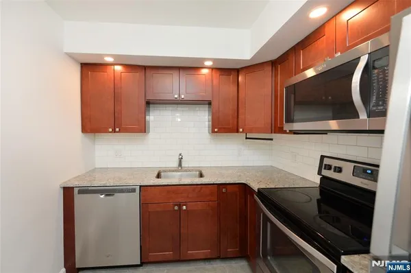 $2,600 | 20-30 Ridge Road, Unit A8, Ridgewood, NJ 07450